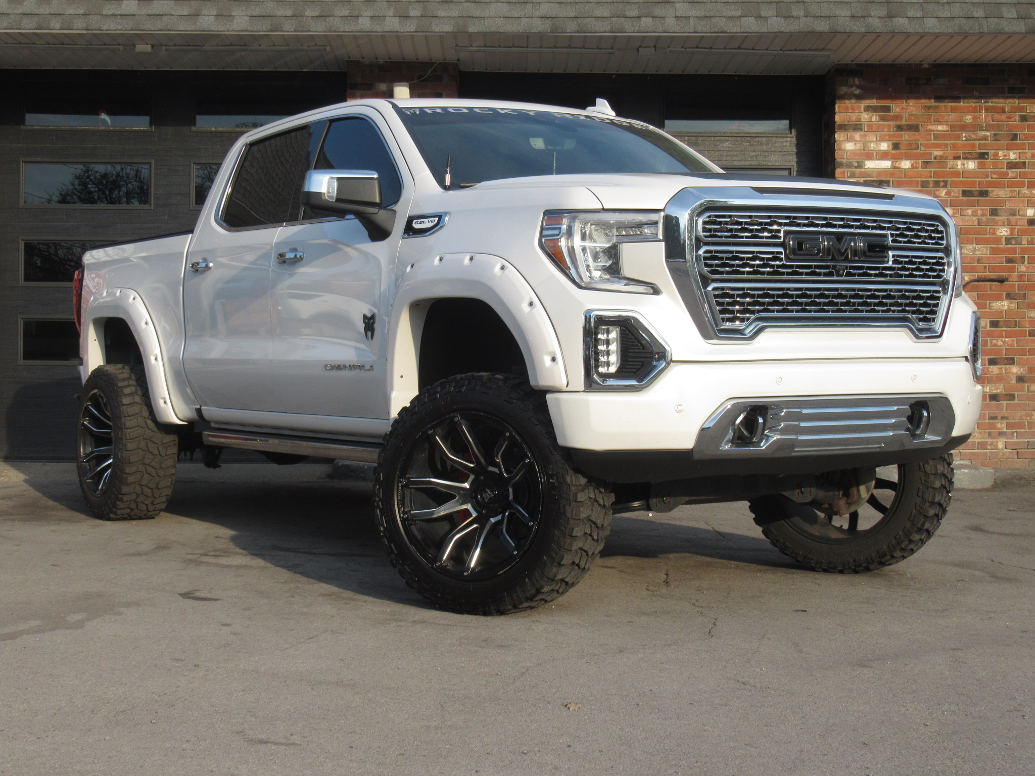 2022 GMC Sierra 4WD Crew Cab Short Box Denali's photo