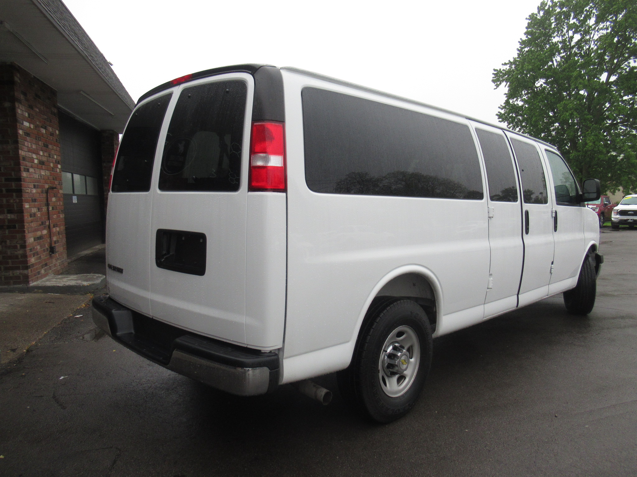 2025 Chevrolet Express Passenger LT - Photo 12