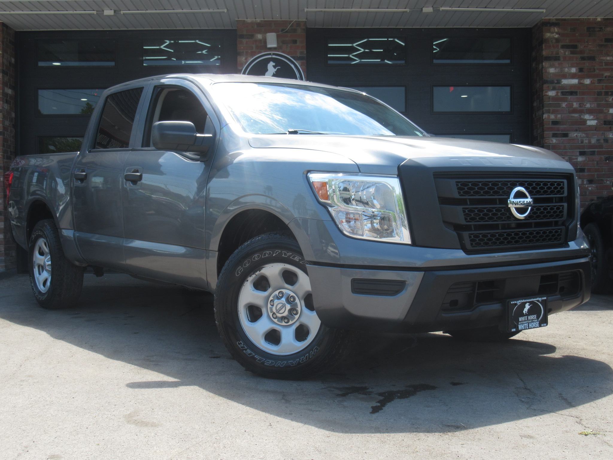 2023 Nissan Titan S 4X4 Crew Cab's photo